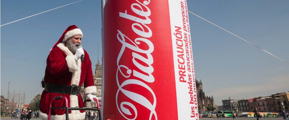 Renuncia Santa a famosa refresquera y exige un etiquetado que advierta los riesgos a la salud