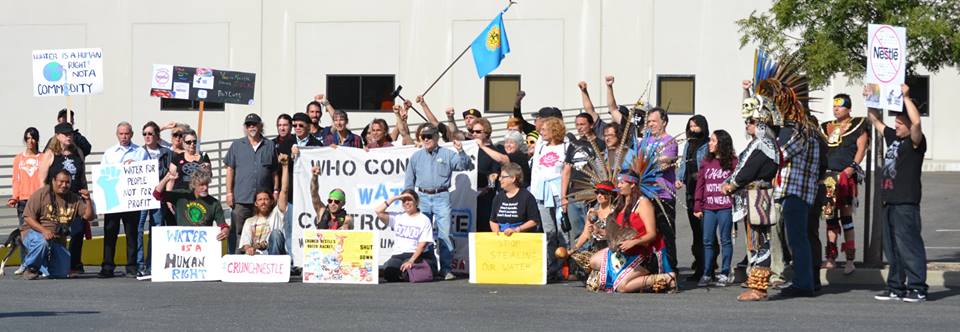 Cierran activistas planta de Nestlé en California por lucrar con el agua en tiempos de sequía
