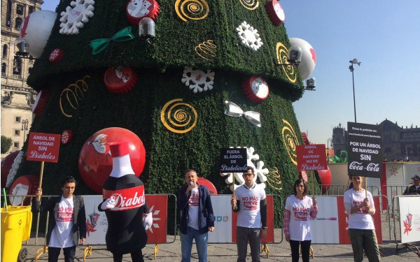 Demandamos retirar publicidad de Coca-Cola del árbol de navidad del Zócalo, pedimos congruencia frente a la emergencia epidemiológica por obesidad y diabetes