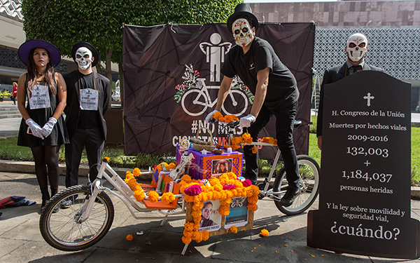 Con ofrenda de muertos móvil, organizaciones sociales urgimos a diputados y senadores aprobar en este periodo legislación sobre seguridad vial