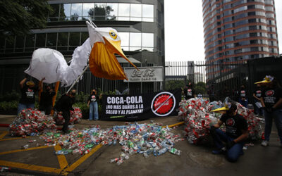 Protestamos contra Coca-Cola para exigir que deje de vender productos contaminantes y dañinos para la salud, y denuncian su cabildeo para seguir contaminando