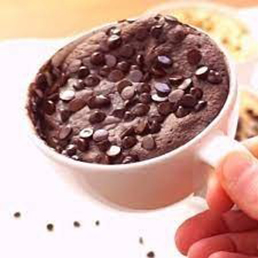 Brownie de harina de centeno en una taza