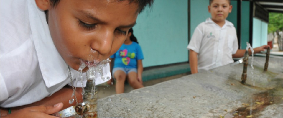Exigen hacer efectivo compromiso de bebederos en escuelas