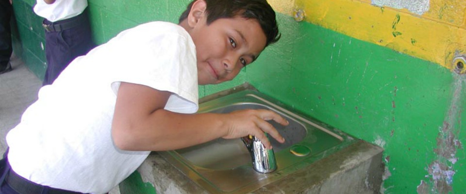 Relega Ebrard instalación de bebederos en escuelas