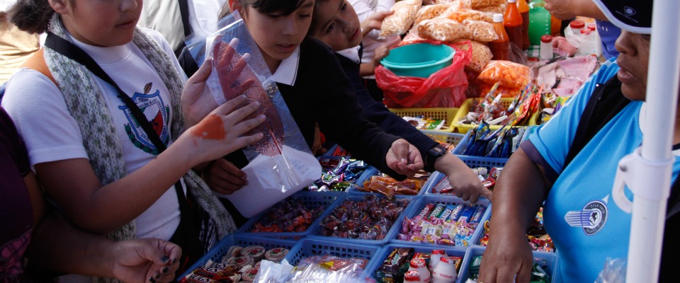 Invaden colorantes los alimentos en las escuelas